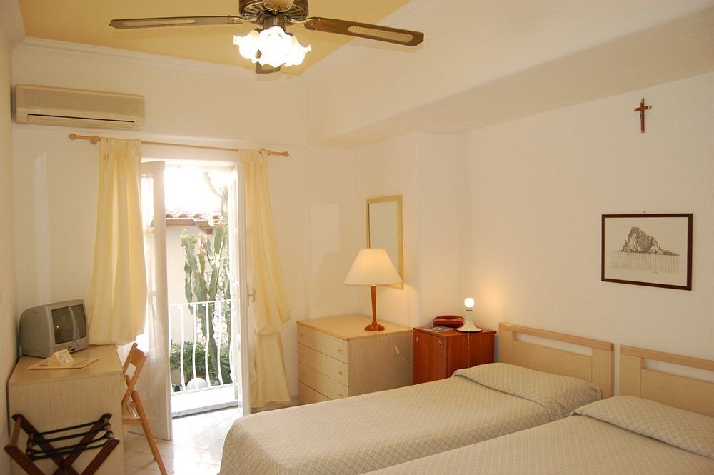 Hotel Villa Augustus Lipari  Exterior foto
